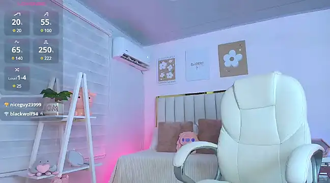 Snapshot of Cristall_Bunny chatting on February 3, 2025, 12:47 am Cristall Bunny online show from February 3, 2025, 12:47 am