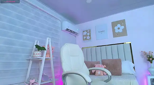 Snapshot of Cristall_Bunny chatting on February 7, 2025, 12:31 am Cristall Bunny online show from February 7, 2025, 12:31 am