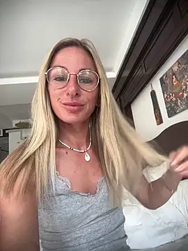 Snapshot of Liana_Lou chatting on April 4, 2026, 7:28 am Liana Lou online show from April 4, 2026, 7:28 am