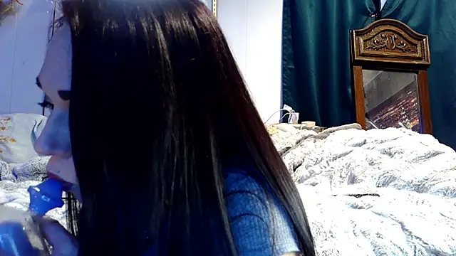 Snapshot of Genevieve143 chatting on December 2, 2025, 6:30 am Genevieve143 online show from December 2, 2025, 6:30 am