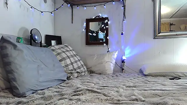 Snapshot of Genevieve143 chatting on December 13, 2025, 8:04 pm Genevieve143 online show from December 13, 2025, 8:04 pm