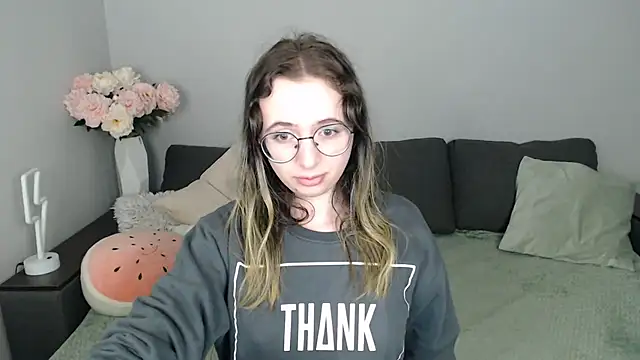 Snapshot of Mini_Diva chatting on October 18, 2025, 8:04 am Mini Diva online show from October 18, 2025, 8:04 am