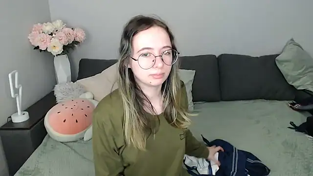 Snapshot of Mini_Diva chatting on October 21, 2025, 8:15 am Mini Diva online show from October 21, 2025, 8:15 am