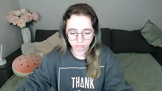 Snapshot of Mini_Diva chatting on October 24, 2025, 8:11 am Mini Diva online show from October 24, 2025, 8:11 am