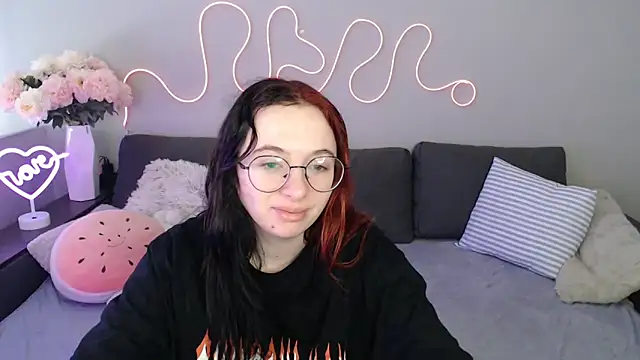 Snapshot of Mini_Diva chatting on November 12, 2025, 9:10 am Mini Diva online show from November 12, 2025, 9:10 am