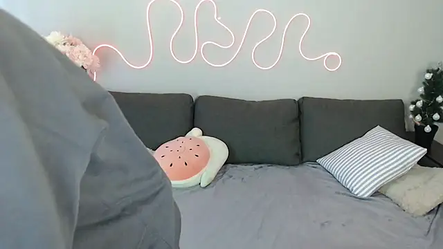 Snapshot of Mini_Diva chatting on December 14, 2025, 9:14 am Mini Diva online show from December 14, 2025, 9:14 am