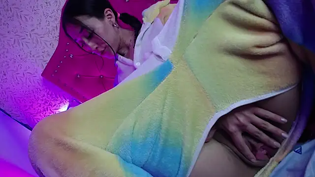 Snapshot of luly_pink chatting on February 25, 2026, 12:37 pm luly pink online show from February 25, 2026, 12:37 pm