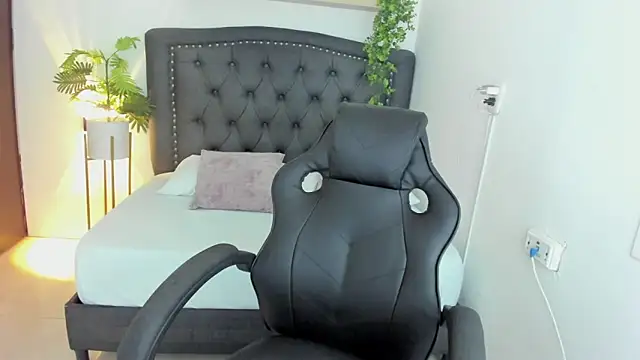 zoe danae  online show from December 29, 2024, 3:24 pm