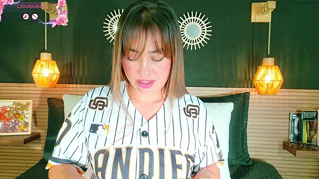 Snapshot of AnnaVictoria__ chatting on April 14, 2026, 12:27 am AnnaVictoria online show from April 14, 2026, 12:27 am