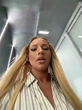 Snapshot of LovingBlondie chatting on January 15, 2026, 3:55 am LovingBlondie online show from January 15, 2026, 3:55 am