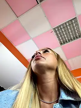 Snapshot of LovingBlondie chatting on January 17, 2026, 3:33 am LovingBlondie online show from January 17, 2026, 3:33 am