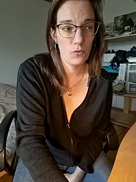Snapshot of SpiceLea chatting on March 4, 2025, 12:33 pm SpiceLea online show from March 4, 2025, 12:33 pm