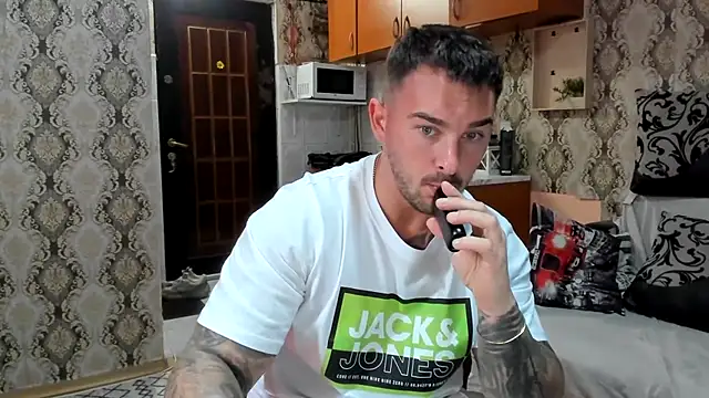 Snapshot of Jonmusclemaster chatting on October 17, 2025, 7:38 pm Jonmusclemaster online show from October 17, 2025, 7:38 pm