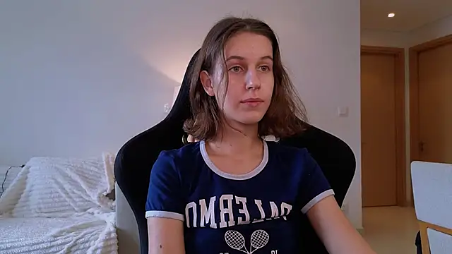 Snapshot of VanessaBayer2 chatting on December 29, 2024, 1:45 am VanessaBayer2 online show from December 29, 2024, 1:45 am