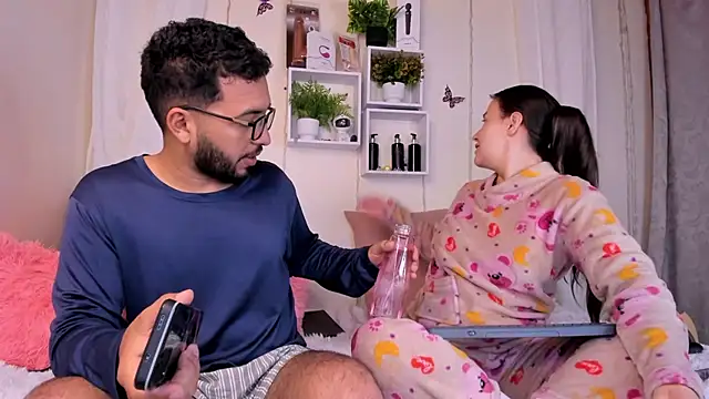 Idara and Edahi01 online show from March 22, 2025, 2:27 am