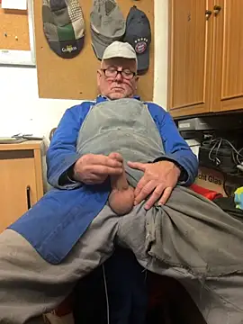 oldgayman online show from November 4, 2025, 7:24 pm