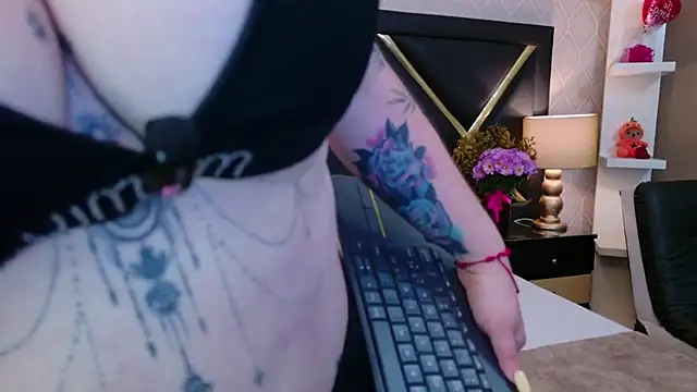 AmaraVelmet online show from November 19, 2025, 1:33 pm