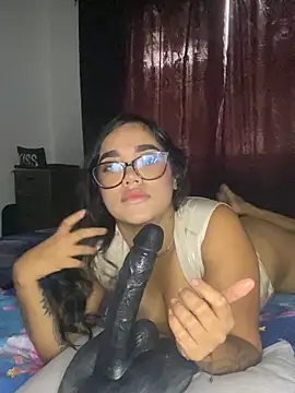Snapshot of ElaEndez_ chatting on April 19, 2026, 8:33 pm ElaEndez online show from April 19, 2026, 8:33 pm