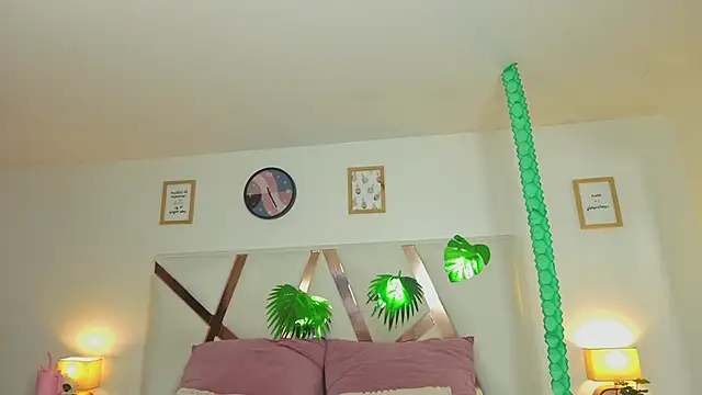 Snapshot of KendalMilleer chatting on March 16, 2025, 11:16 am KendalMilleer online show from March 16, 2025, 11:16 am