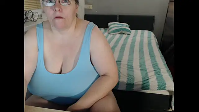 Snapshot of Sweetboobs chatting on October 28, 2025, 4:27 am Sweetboobs online show from October 28, 2025, 4:27 am