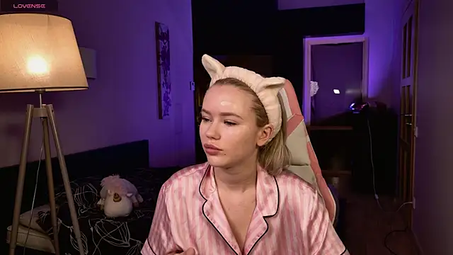 LexieLoree online show from March 17, 2025, 4:08 am