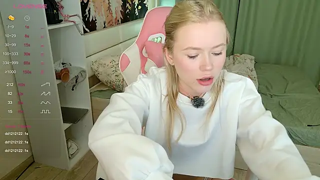 LexieLoree online show from October 14, 2025, 2:56 am