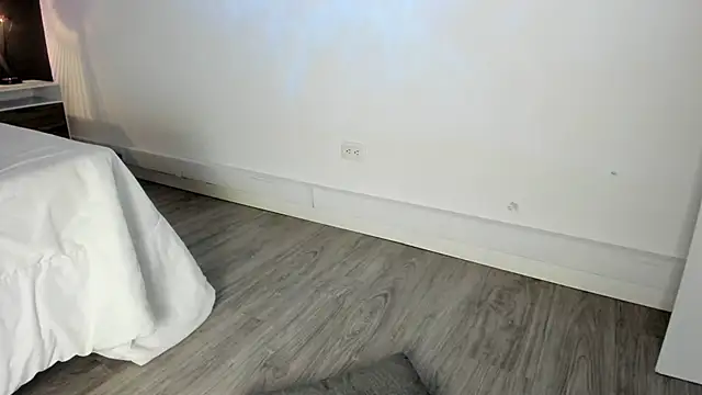 VioletPaket online show from March 9, 2025, 2:10 pm