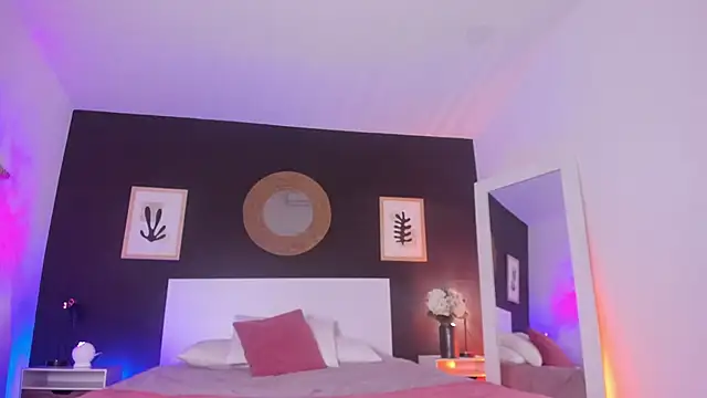 VioletPaket online show from September 21, 2025, 1:24 pm