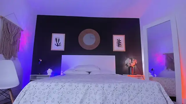 VioletPaket online show from October 28, 2025, 11:36 am