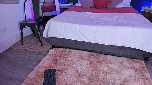 VioletPaket online show from April 6, 2026, 11:33 am