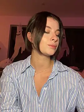 Mia-Minou online show from October 16, 2025, 8:32 pm