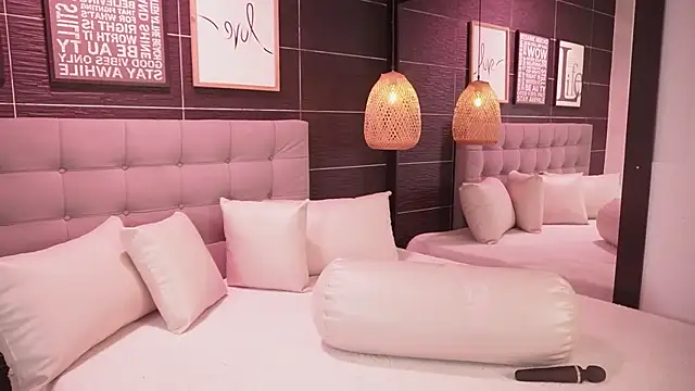 Snapshot of Bella_TS_ chatting on December 4, 2025, 9:34 pm Bella TS online show from December 4, 2025, 9:34 pm