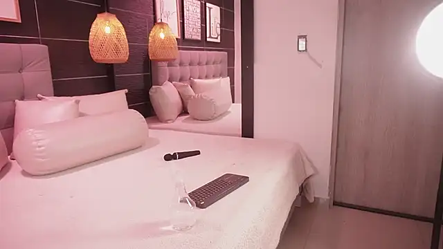 Snapshot of Bella_TS_ chatting on December 16, 2025, 10:59 pm Bella TS online show from December 16, 2025, 10:59 pm