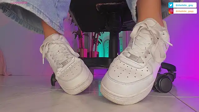 charlotte  grey online show from September 29, 2025, 8:13 pm