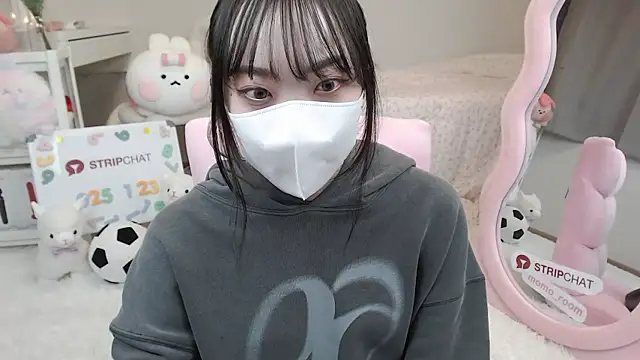 Snapshot of momo_room chatting on January 23, 2025, 1:13 pm momo room online show from January 23, 2025, 1:13 pm