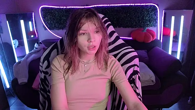 Snapshot of LitaBrom chatting on November 18, 2025, 9:03 am LitaBrom online show from November 18, 2025, 9:03 am