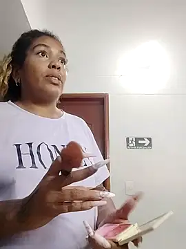 ELLA KELLY online show from November 18, 2025, 11:47 am