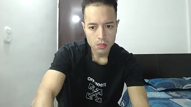 Snapshot of dimitriquiet05 chatting on December 18, 2024, 1:59 am dimitriquiet05 online show from December 18, 2024, 1:59 am