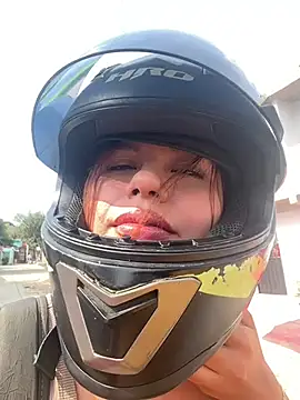 lalilamassu1 online show from February 4, 2025, 2:21 pm