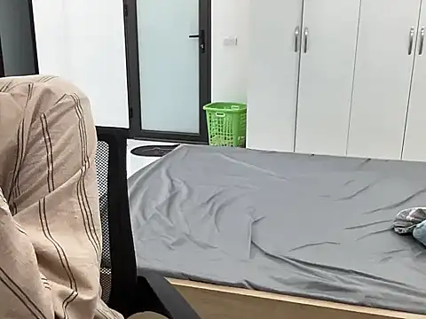 Louis Baby online show from November 27, 2025, 5:04 pm