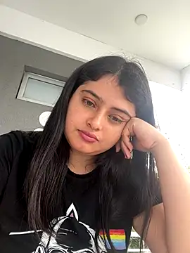 Stephania 18 online show from September 17, 2025, 6:42 pm