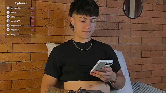 Snapshot of Ares_Dickson chatting on January 24, 2025, 6:35 am Ares Dickson online show from January 24, 2025, 6:35 am
