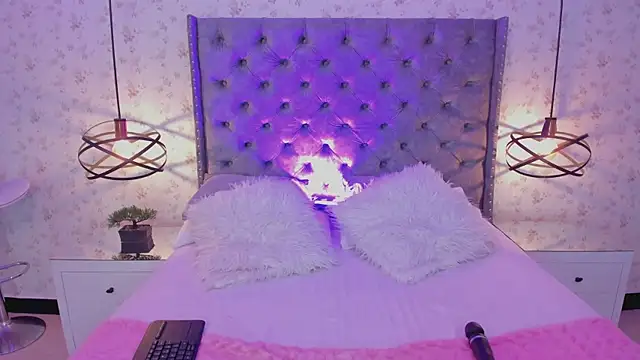 Snapshot of MiaWinx chatting on January 6, 2025, 10:15 pm MiaWinx online show from January 6, 2025, 10:15 pm