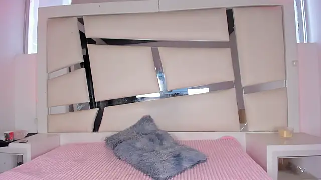 chrystal js online show from March 29, 2026, 1:44 pm