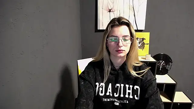 lady olivia  online show from March 12, 2026, 1:39 pm