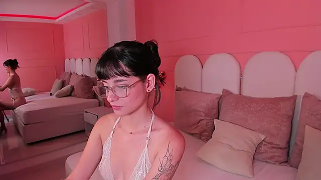 Snapshot of emilly_williams_ chatting on December 2, 2024, 8:33 pm emilly williams online show from December 2, 2024, 8:33 pm