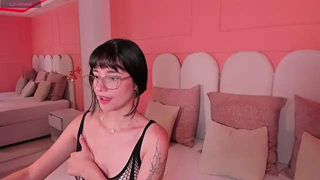 Snapshot of emilly_williams_ chatting on December 19, 2024, 8:13 pm emilly williams online show from December 19, 2024, 8:13 pm