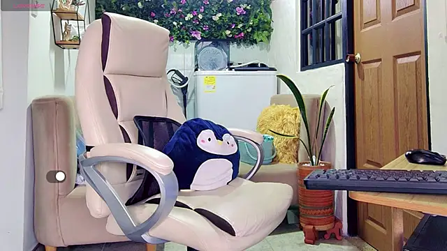 Snapshot of yanella_fire chatting on April 12, 2026, 12:32 pm yanella fire online show from April 12, 2026, 12:32 pm
