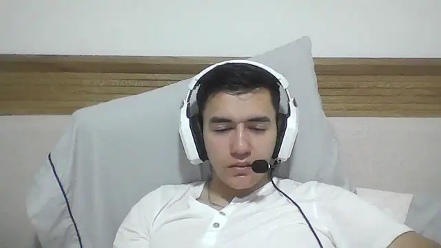 Snapshot of Estebitan_vm chatting on April 1, 2026, 4:35 am Estebitan vm online show from April 1, 2026, 4:35 am
