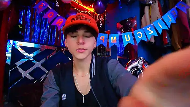 Snapshot of Luke_Howland chatting on November 11, 2025, 12:10 am Luke Howland online show from November 11, 2025, 12:10 am